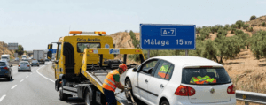 Spanish tow truck providing breakdown assistance for an expat vehicle.