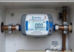Checking smart utility meters to verify Spanish property unoccupancy limits.
