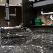 Tubería de agua rota inundando el suelo de mármol de un apartamento en Mijas.
