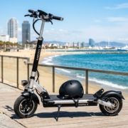 Patinete eléctrico moderno aparcado en un paseo marítimo de la Costa del Sol.