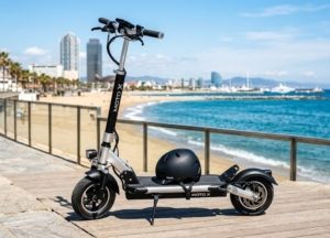 Patinete eléctrico moderno aparcado en un paseo marítimo de la Costa del Sol.