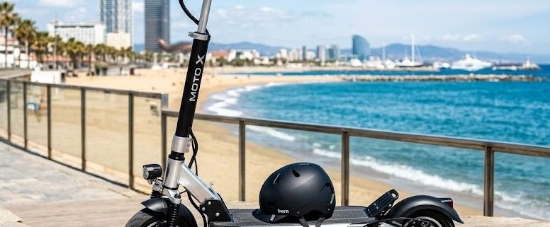 Patinete eléctrico moderno aparcado en un paseo marítimo de la Costa del Sol.