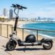 Patinete eléctrico moderno aparcado en un paseo marítimo de la Costa del Sol.