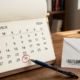 Calendario marcando el plazo legal para cancelar un seguro en España.