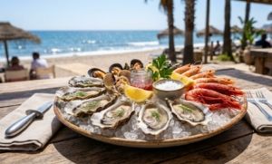 Plato de mariscos premium en un restaurante de la Costa del Sol