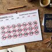 Billete de avión con fechas de un viaje prolongado al extranjero.