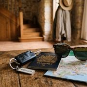 Llaves de coche y pasaporte preparados para un familiar de visita en España.