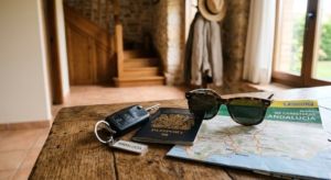 Llaves de coche y pasaporte preparados para un familiar de visita en España.