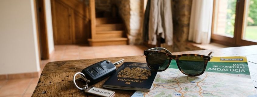 Llaves de coche y pasaporte preparados para un familiar de visita en España.