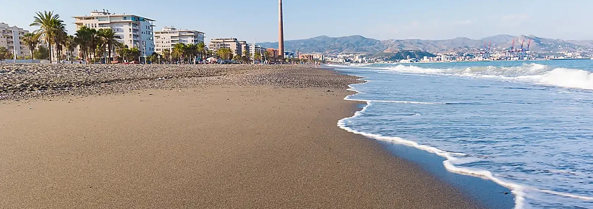 Bandera roja prohibiendo el baño en una playa de la Costa del Sol.