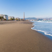 Bandera roja prohibiendo el baño en una playa de la Costa del Sol.
