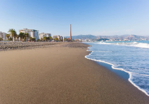 Bandera roja prohibiendo el baño en una playa de la Costa del Sol.