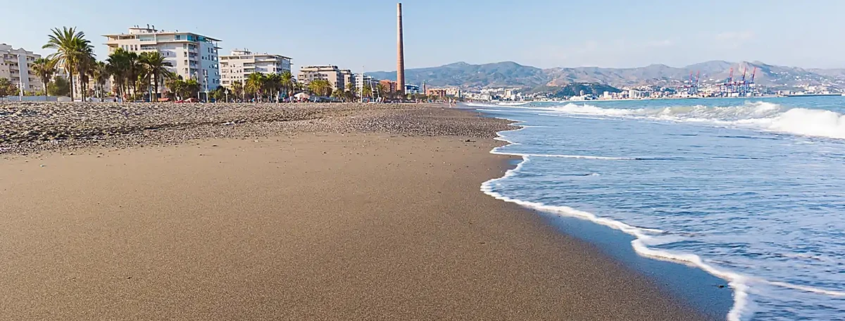 Bandera roja prohibiendo el baño en una playa de la Costa del Sol.